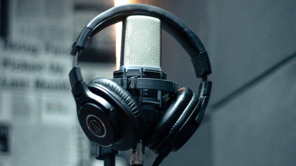 mikrofon mit studiokopfhörer